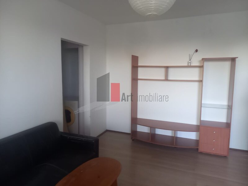 Doua camere, apartament semidecomandat