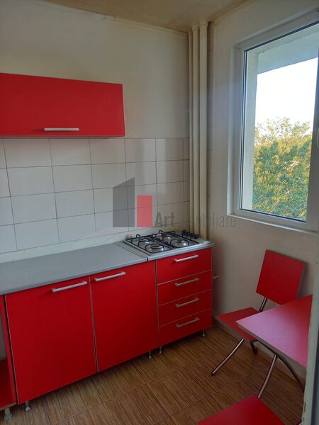 Doua camere, apartament semidecomandat