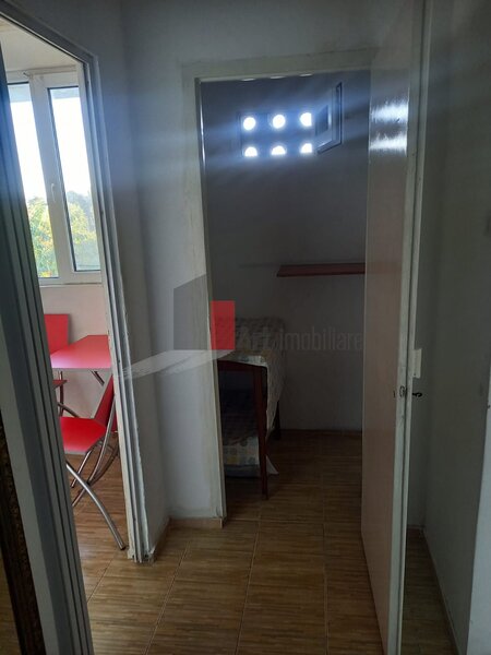 Doua camere, apartament semidecomandat